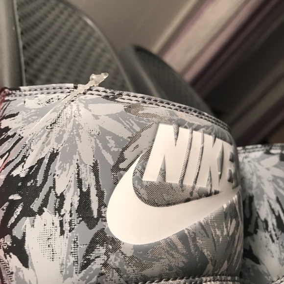 Nike Women’s sandals Slides Sz 8 Gray White Black - Picture 5 of 5